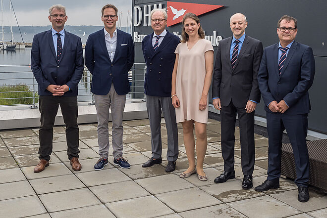 v.L. Georg Hilgemann, Florian Hiersemann, Prof. Dr. Dr. Tomas F. Hoffmann, Karoline Otting, Arvid Graeger, Dr. Jan Rutjes; Foto: Georg Hilgemann Vorstand des DHH, v.L. Georg Hilgemann, Florian Hiersemann, Prof. Dr. Dr. Tomas F. Hoffmann, Karoline Otting, Arvid Graeger, Dr. Jan Rutjes