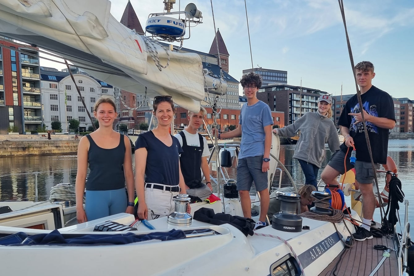 ausbildungstoern junge leute-albatros-yachtsegeln-crew-spaß-min ausbildungstoern junge leute-albatros-yachtsegeln-crew-spaß-min