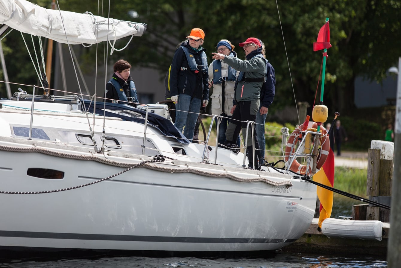 crewtraining frauen-yacht-einfuehrung-steg-hafen-min crewtraining frauen-yacht-einfuehrung-steg-hafen-min