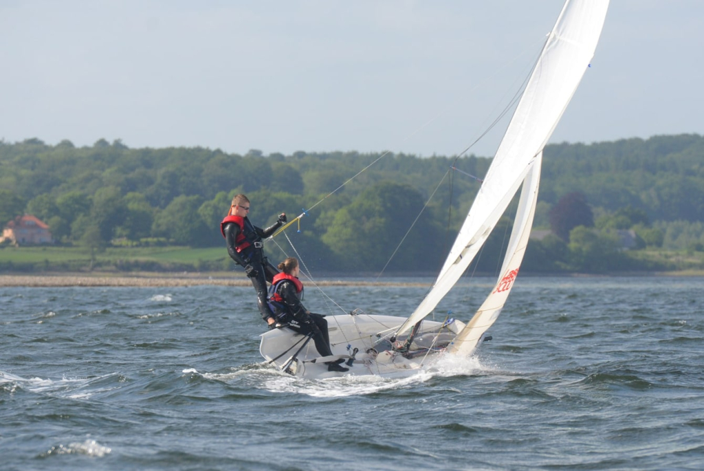 gleitjollentraining-jugendliche-trapez-welle-sportliches segeln-flensburger foerde-min