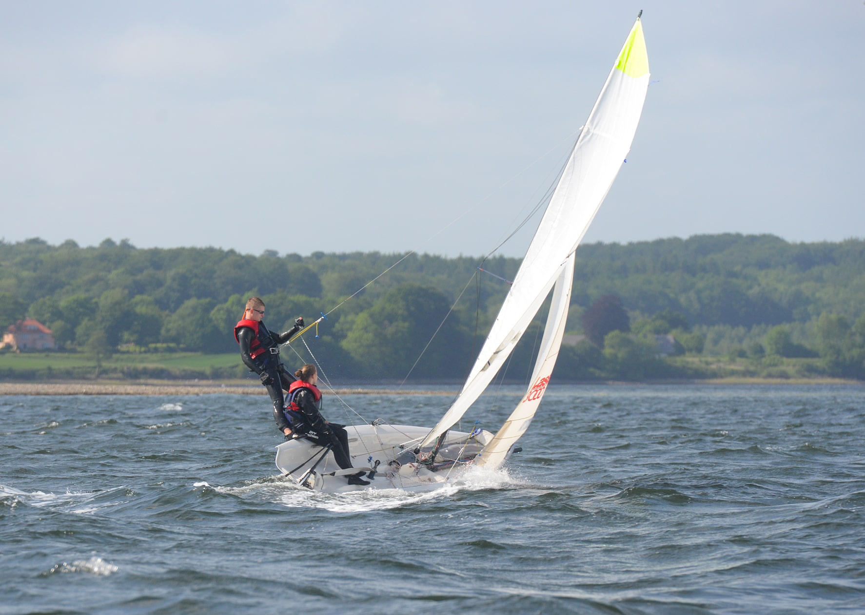 gleitjollentraining-jugendliche-trapez-welle-sportliches segeln-flensburger foerde