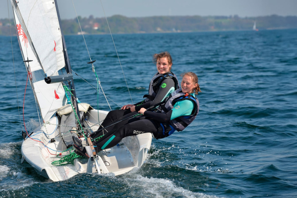 gleitjollentraining-sportliches segeln-jugendliche-welle-segeln im trapez-spaß-min