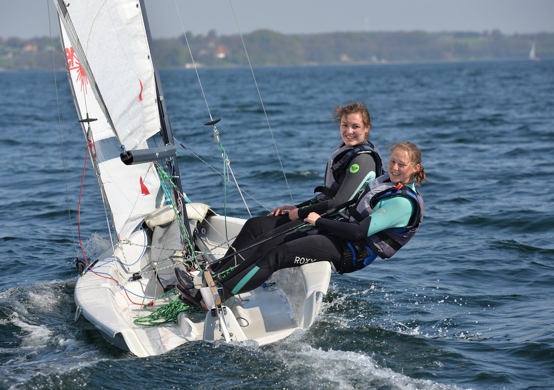 gleitjollentraining-sportliches segeln-jugendliche-welle-segeln im trapez-spaß