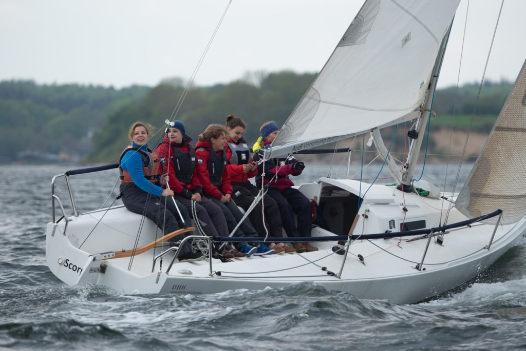 j80-segeln fuer fortgeschrittene-geschwindigkeit-krängung-frauencrew-teamgeist-min