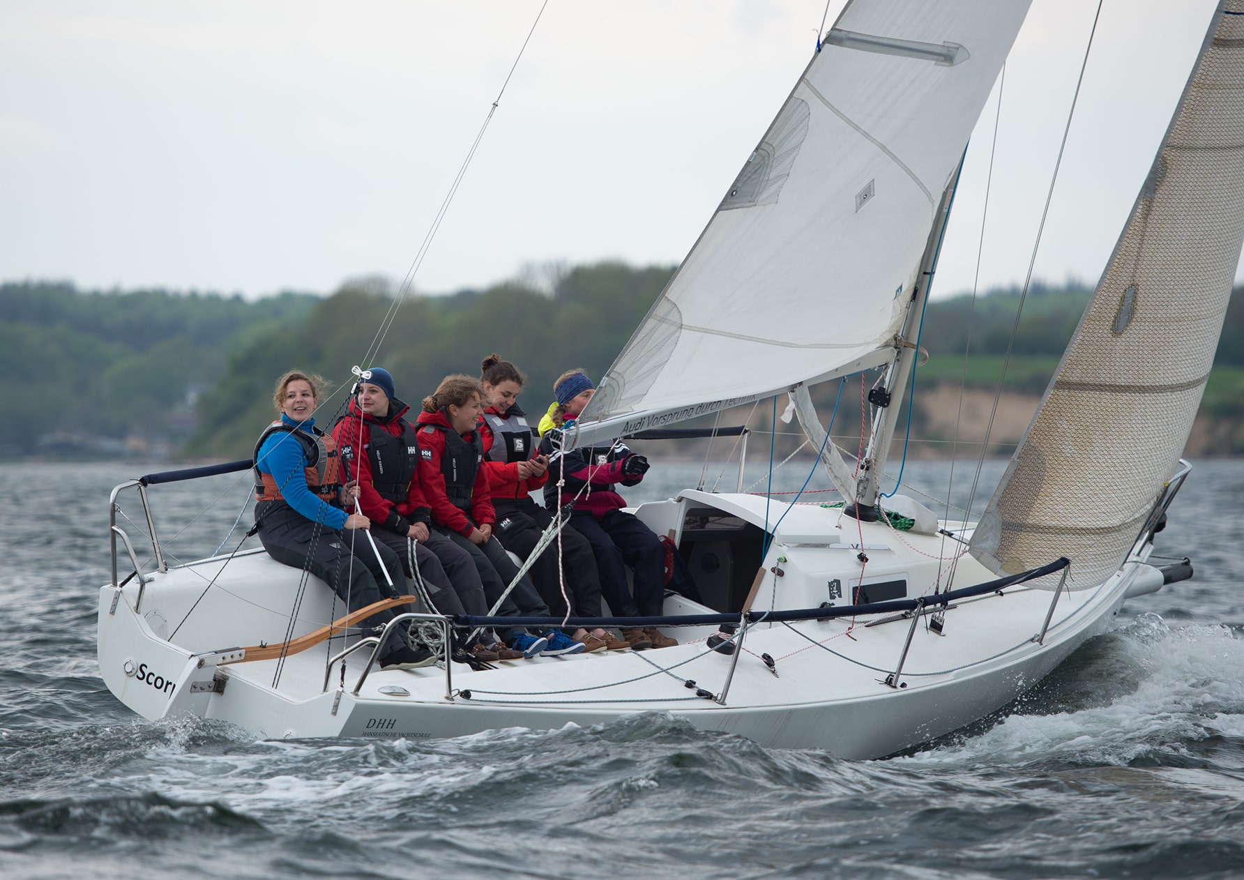 j80-segeln fuer fortgeschrittene-geschwindigkeit-krängung-frauencrew-teamgeist
