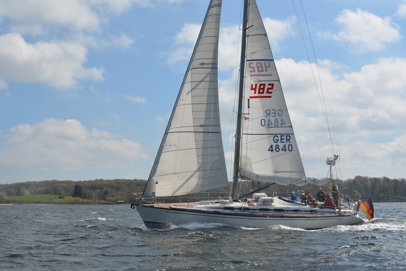 seetoern-ostsee-yachtsegeln-crew-welle-seesegeln-min seetoern-ostsee-yachtsegeln-crew-welle-seesegeln-min