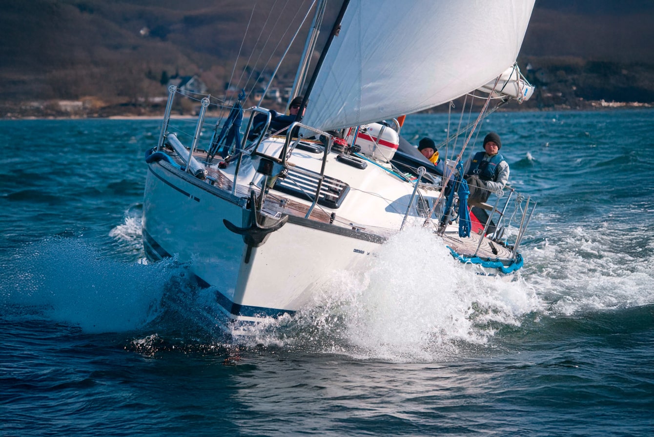 skippertrainbingstoern-welle-yachtsegeln-krängung-ostsee-praktische seemannschaft-min skippertrainbingstoern-welle-yachtsegeln-krängung-ostsee-praktische seemannschaft-min