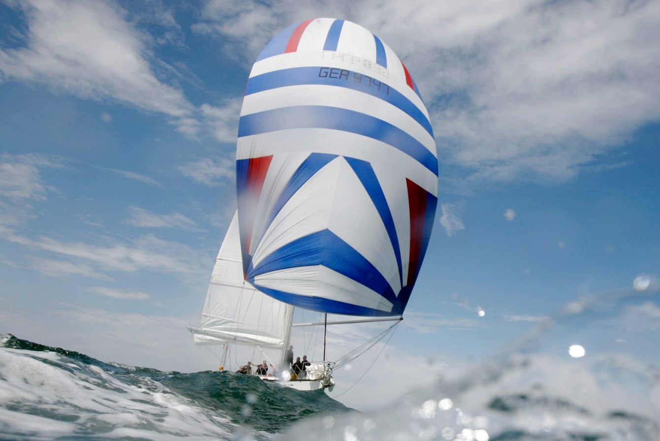 spinnaker-welle-hochseeyacht-dynamisches segeln-min spinnaker-welle-hochseeyacht-dynamisches segeln-min
