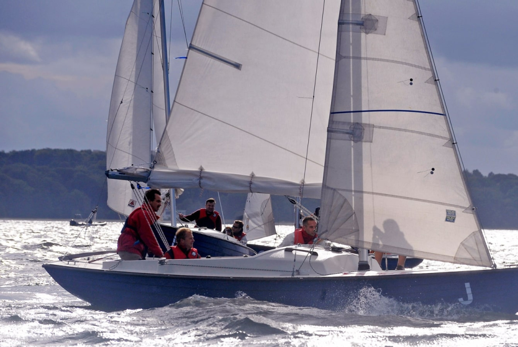 sportbootführerschein binnen praxis-folkeboot-fuehrerschein-flensburgerfoerde-steuern nach wind-min