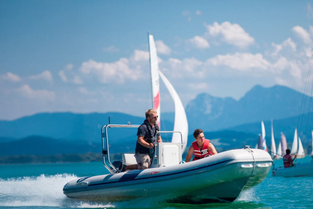 katamaran-motorboot-dhh-min