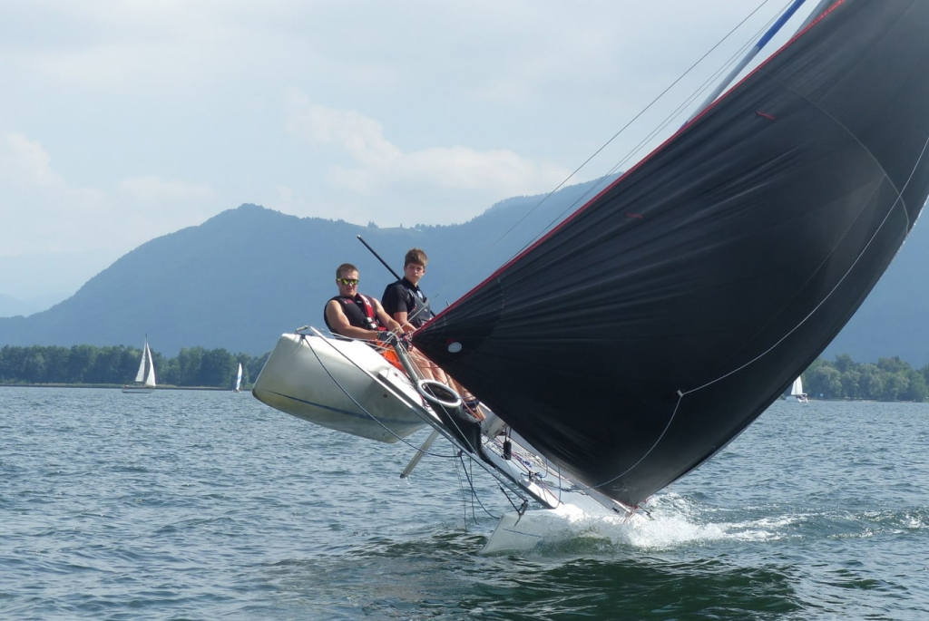 katamaran-segeln-jugendliche-dhh-min